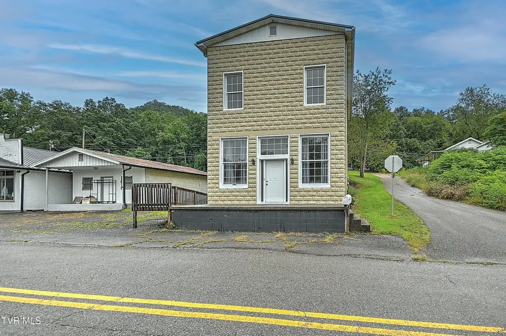 284 Railroad Ave