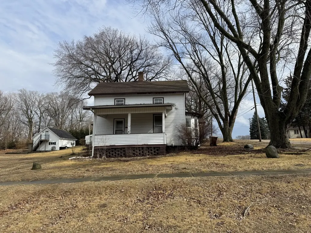 302 E 2nd St