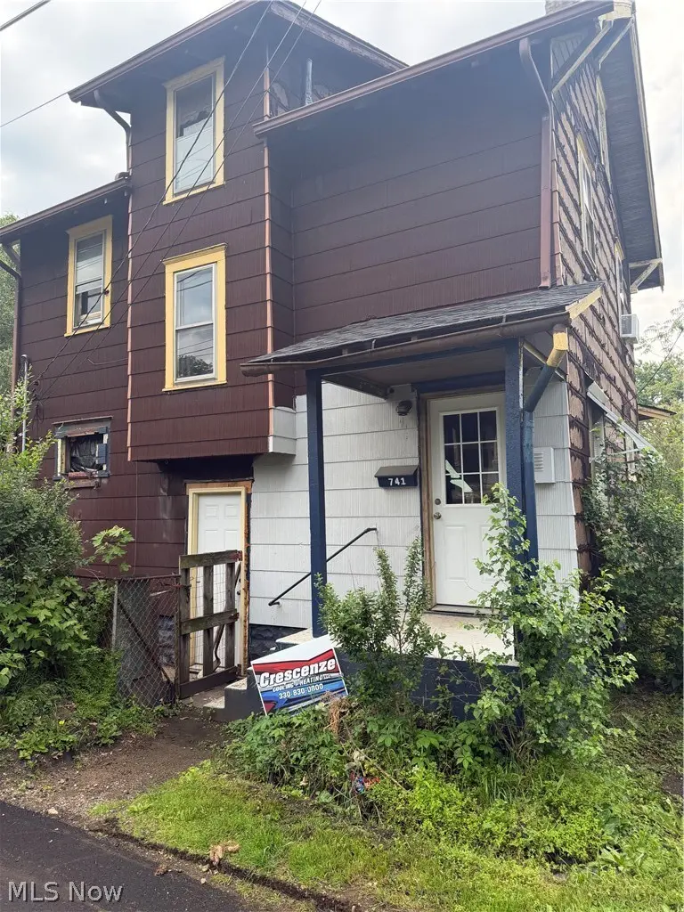741 1st St SE