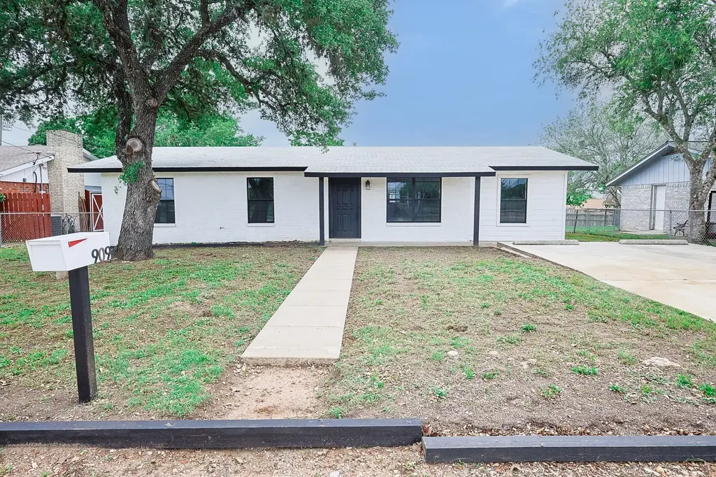 909 E Sarah St