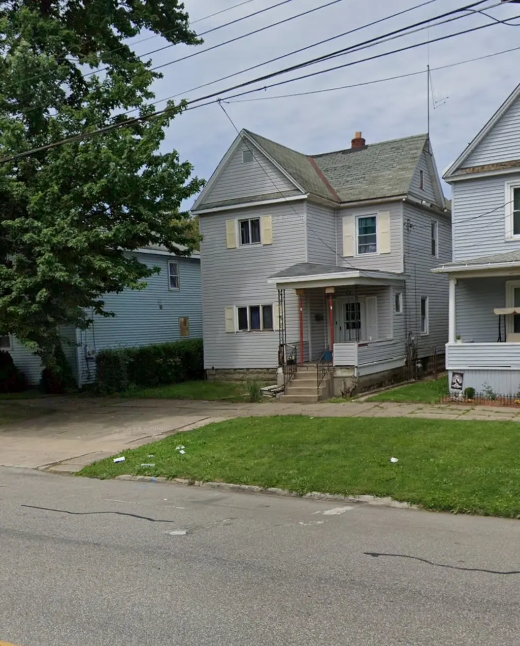 944 E 10th St