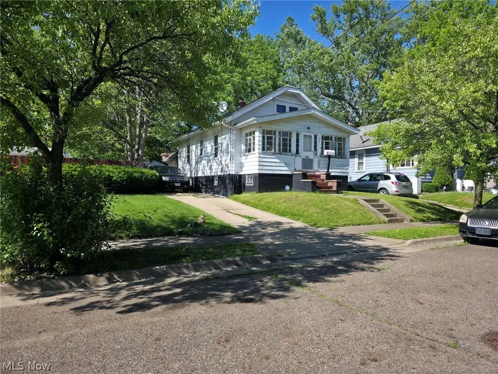 897 Richmond St