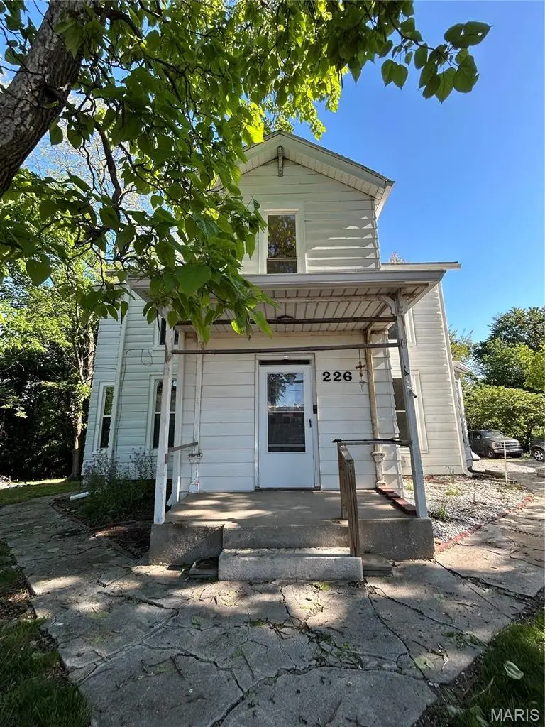 226 E 5th St