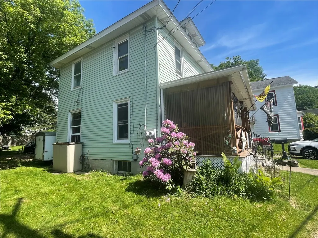 11 W Main St