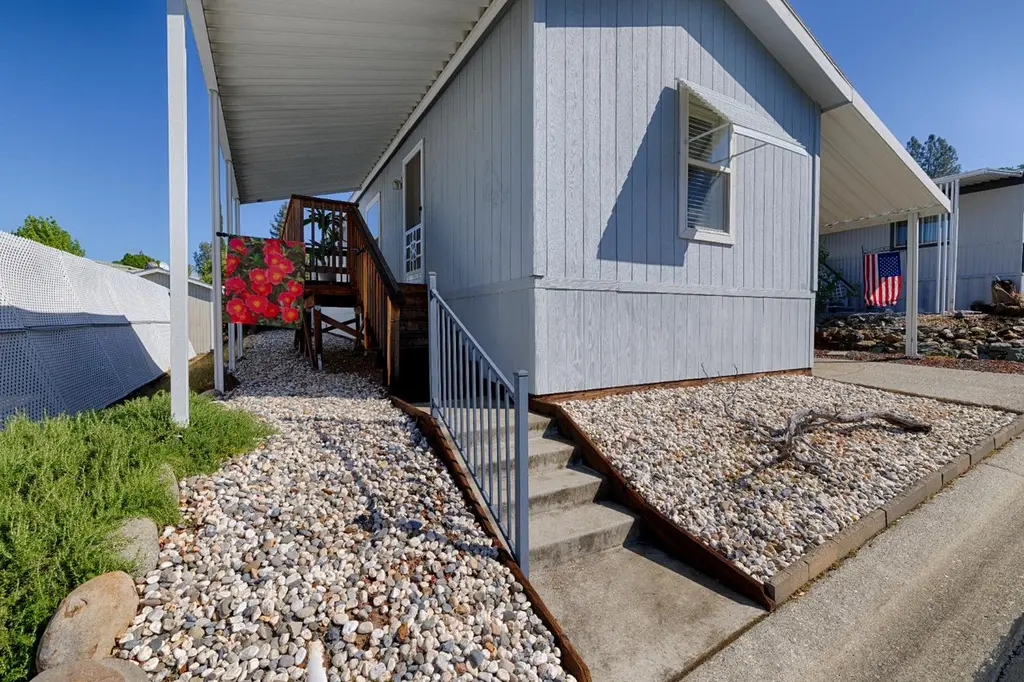 12211 Hemlock Dr