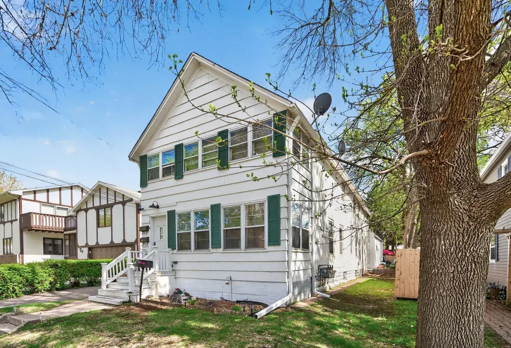 318 7th Ave NE