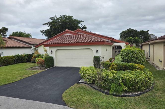 5665 Lakeview Mews Dr