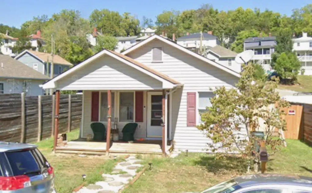 875 Johnson St W