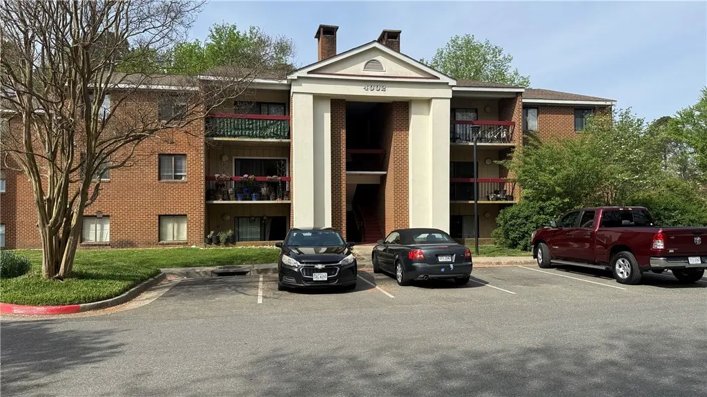 4002 Governors Sq #7