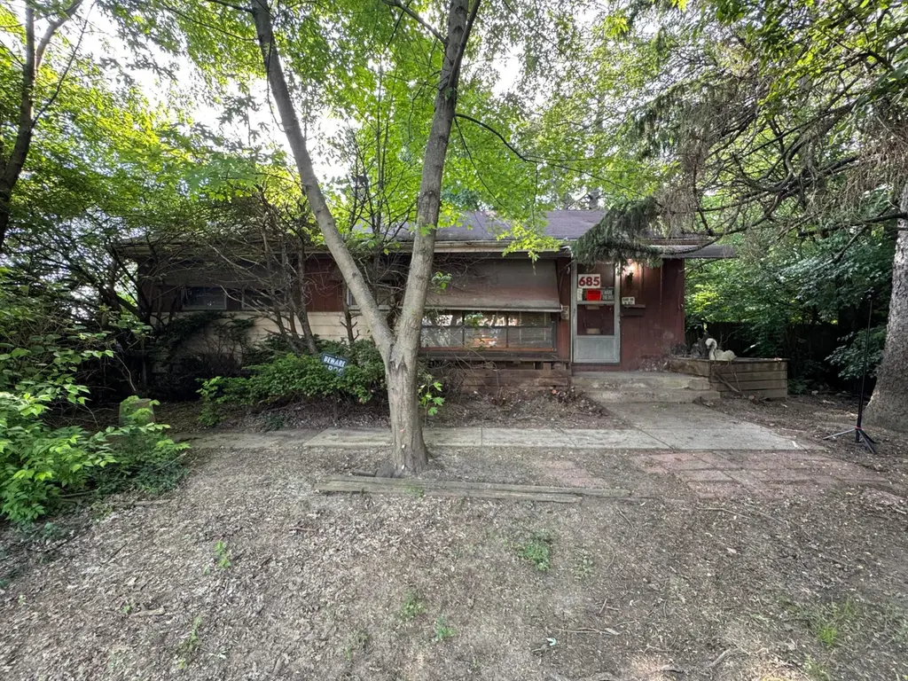685 S James Rd