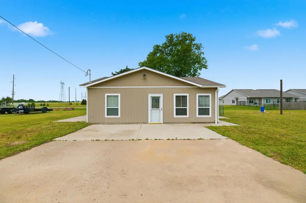3933 S Baehr