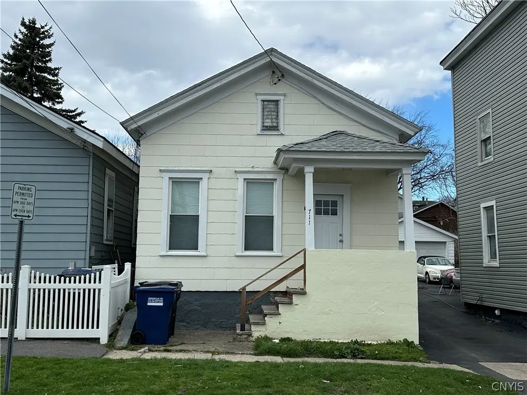 711 E Division St