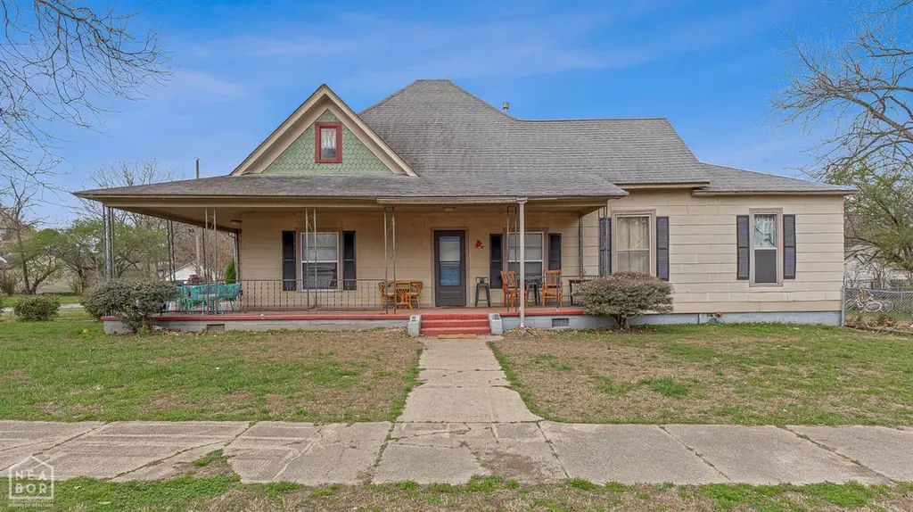 904 W Oak Ave