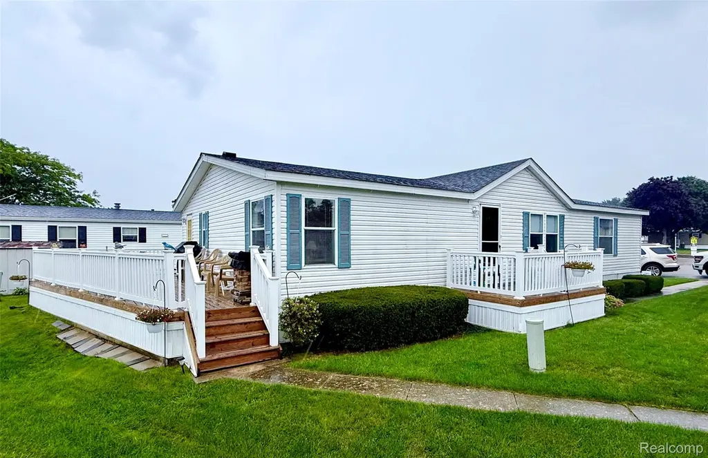 104 Shoreline Dr E