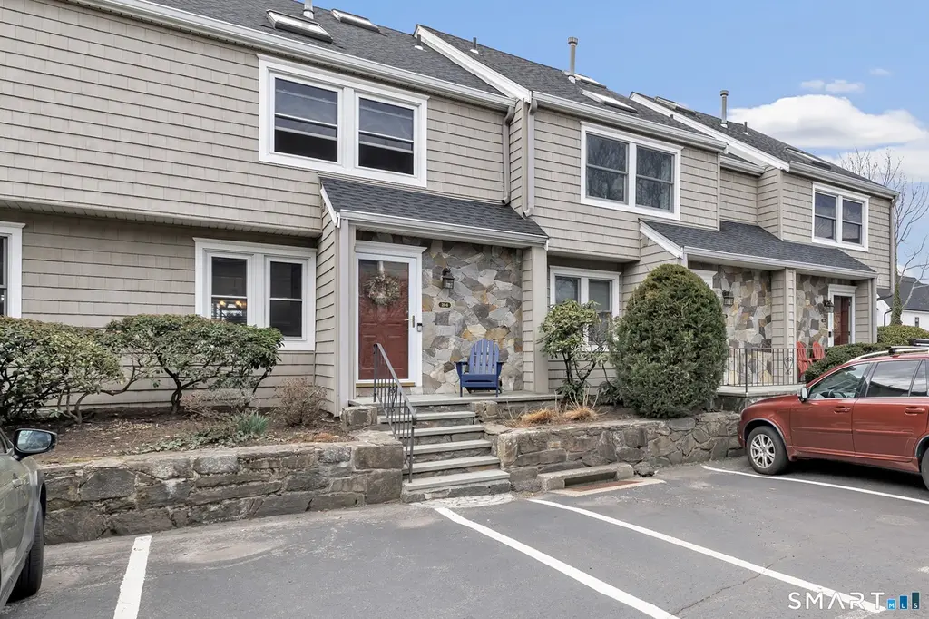 5 Glen St #204