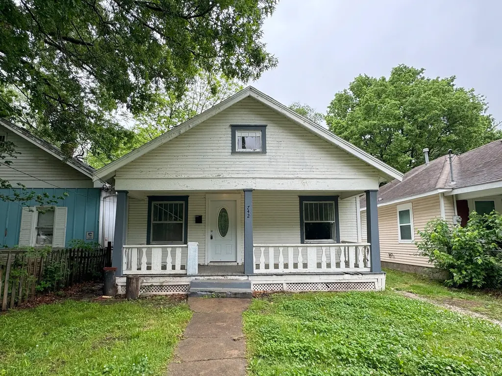 742 S Douglas Ave