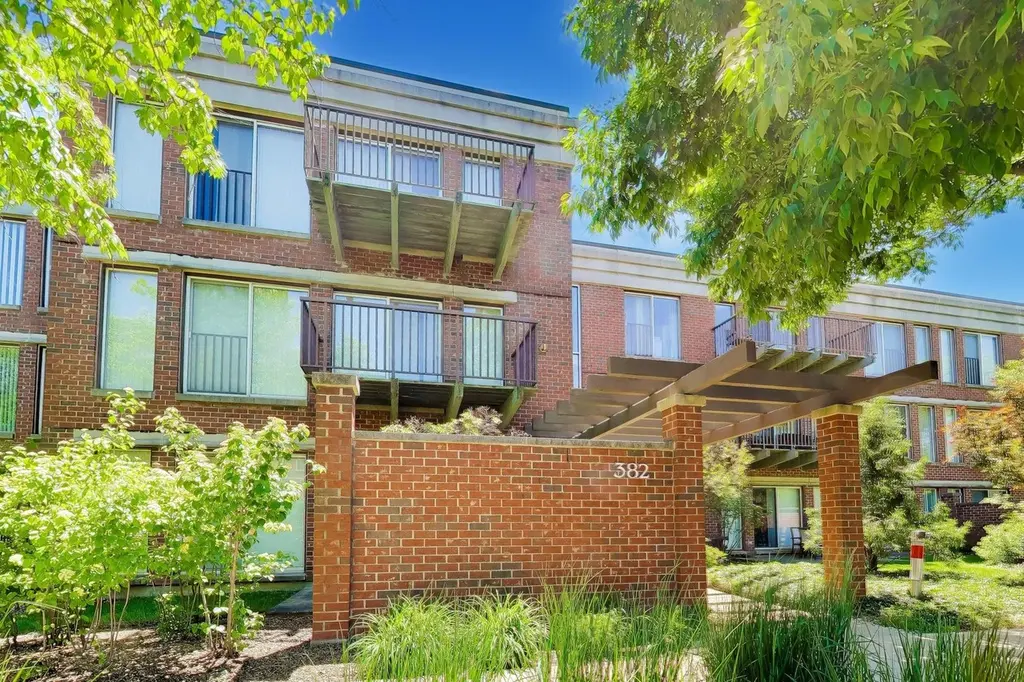 382 Kelburn Rd #221