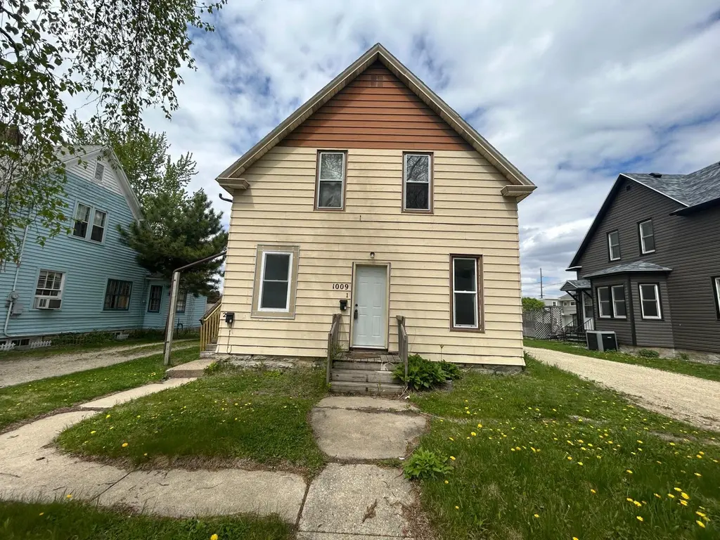 1009 E Center St