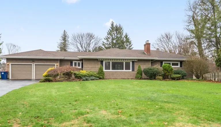 34 Lochnavar Pkwy