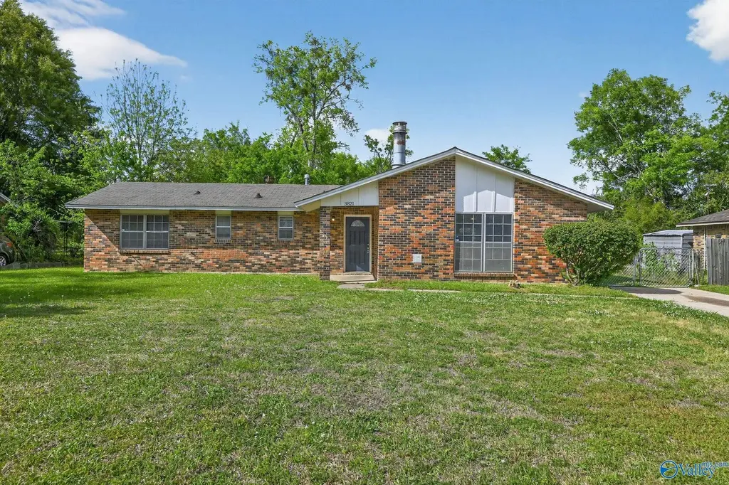 3821 Chatwood Dr