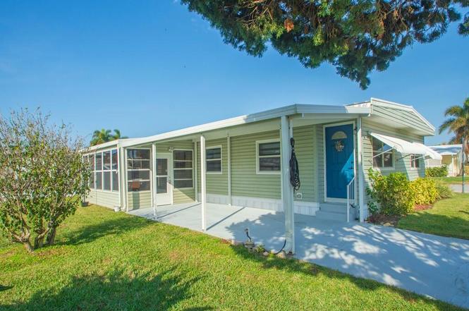 309 NE Pinelake Village Blvd