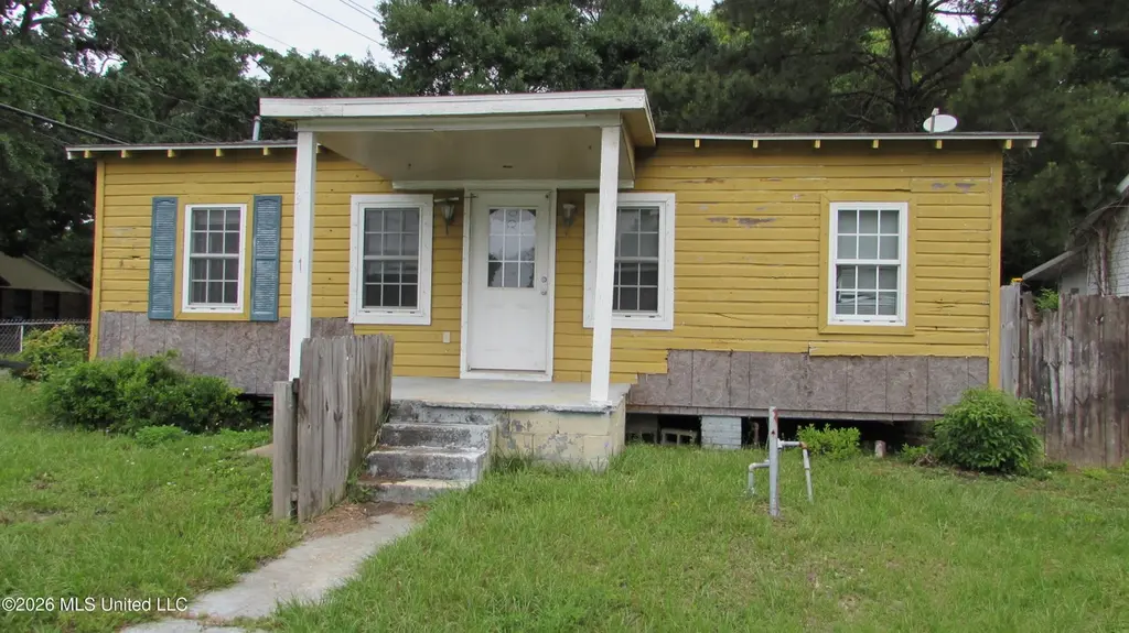303 Myrtle St