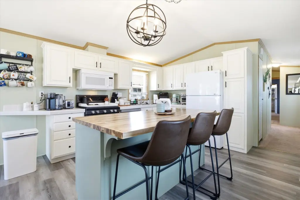 23 Spruce Dr
