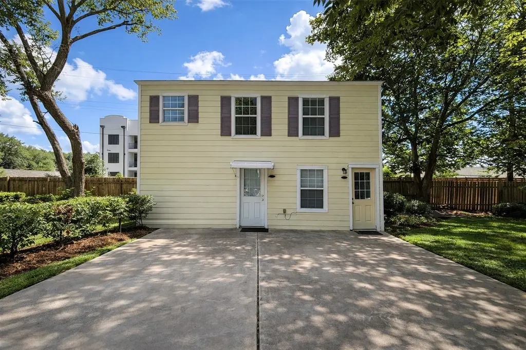 422 W Burleson St