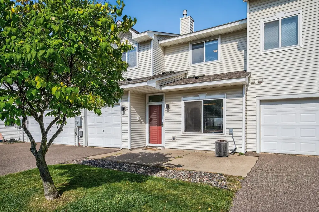 8983 Sawgrass Gln N