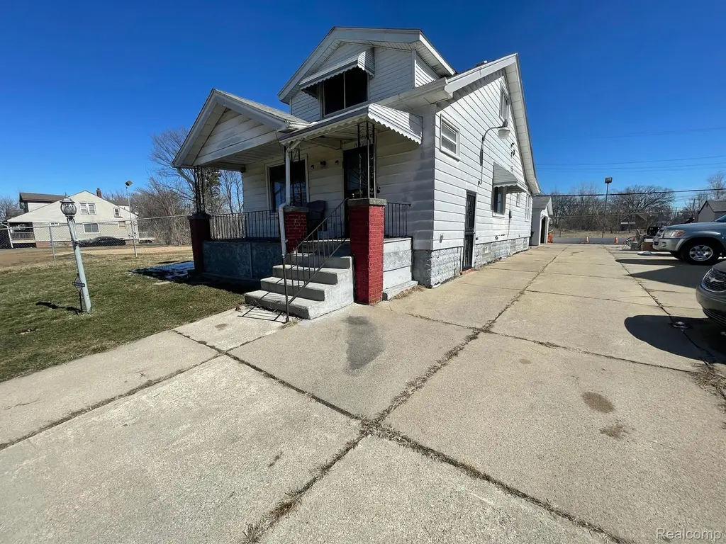 19312 Danbury St