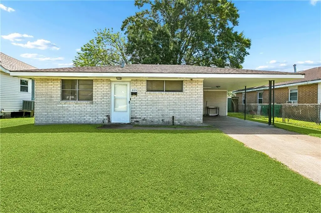 809 West Dr