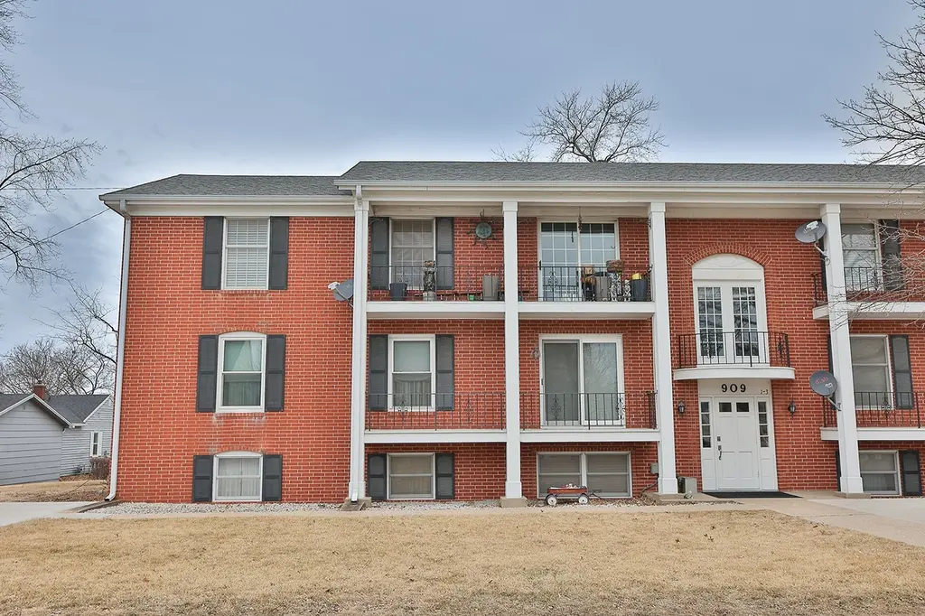 909 W 1st St #2