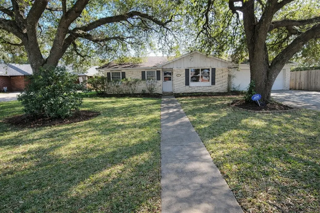 705 Inwood Dr