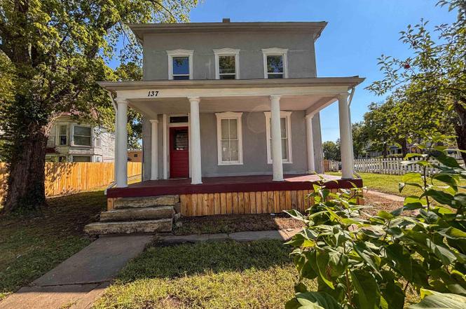137 W 4th St
