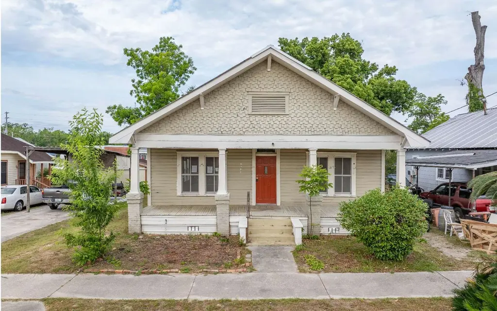 692 Range Ave