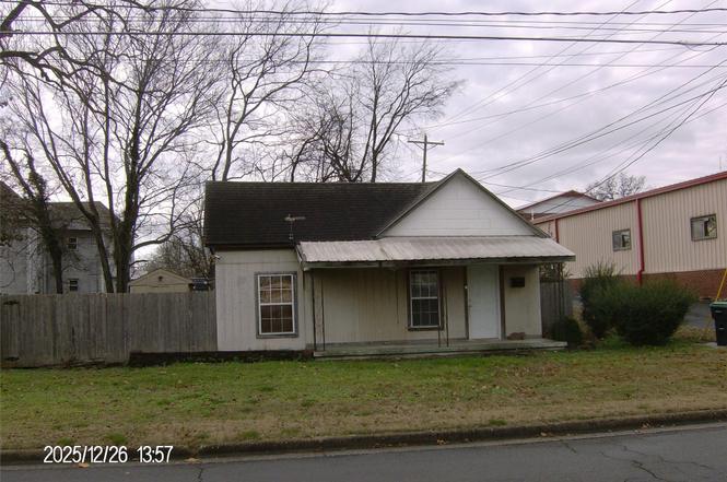 113 W Chickasaw St