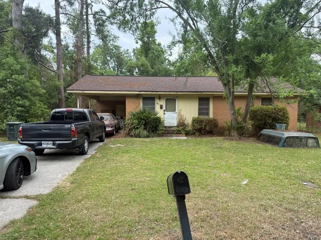 819 NE Woodlawn Dr
