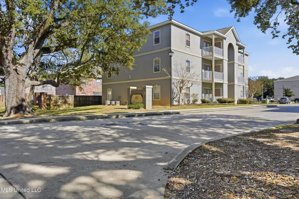 310 Holcomb Blvd #305