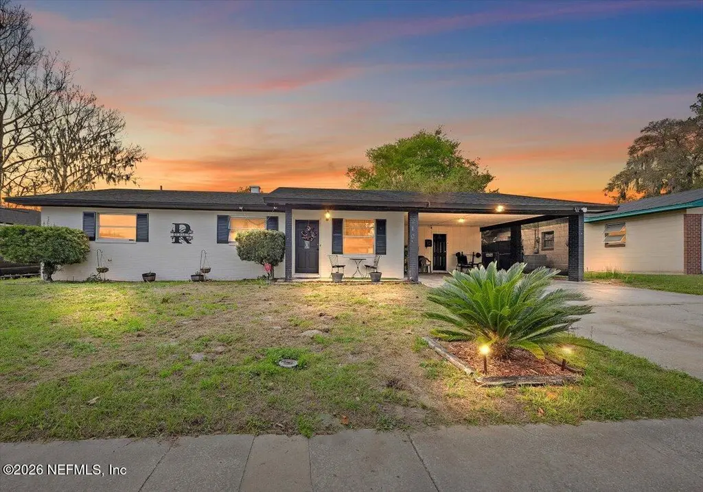 210 Holly Ln