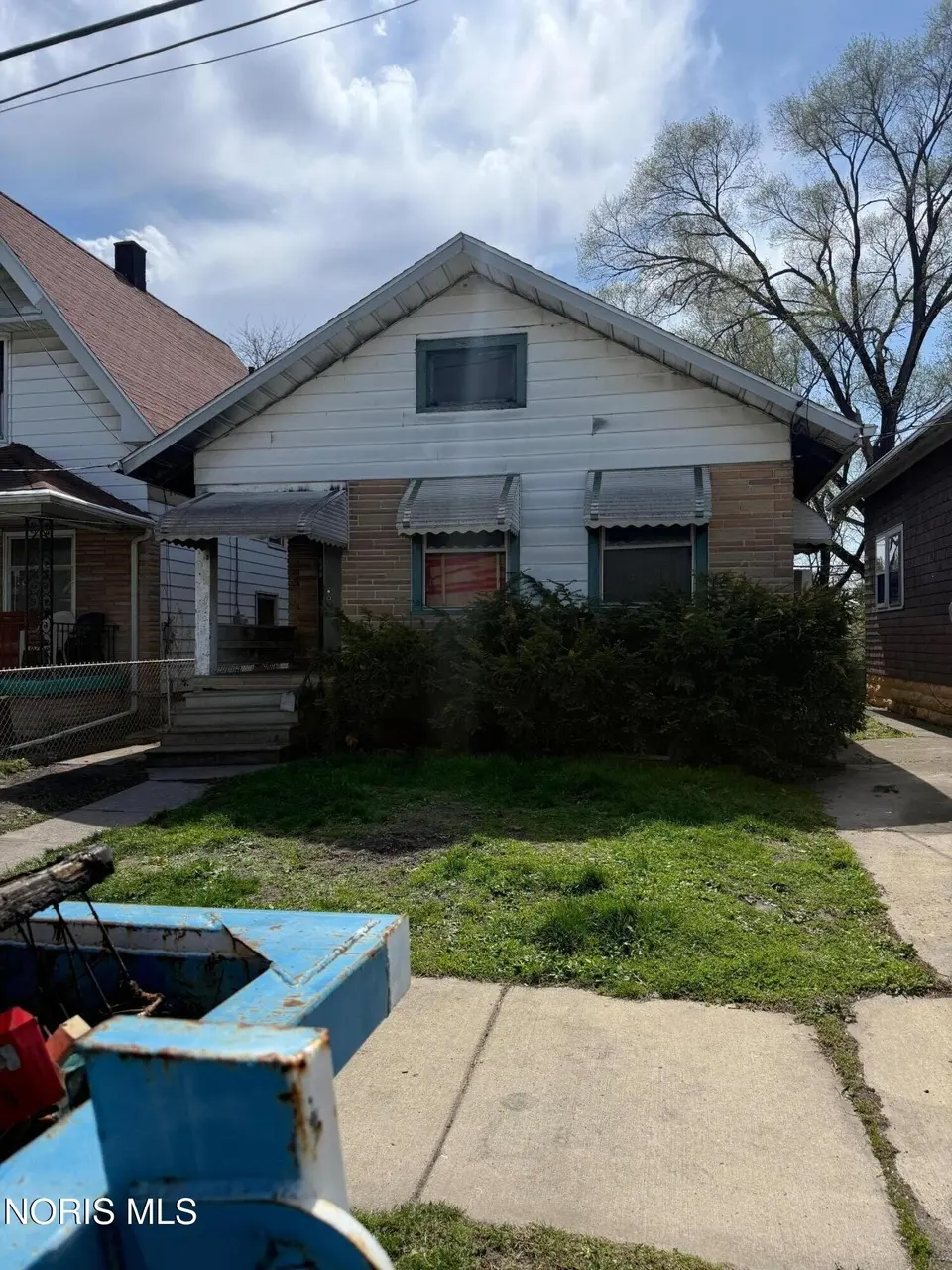 649 Curtis St