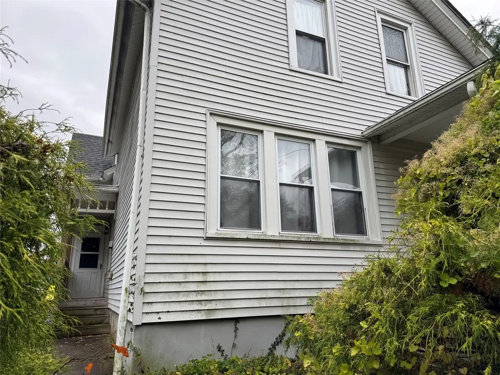 241 E 24th St