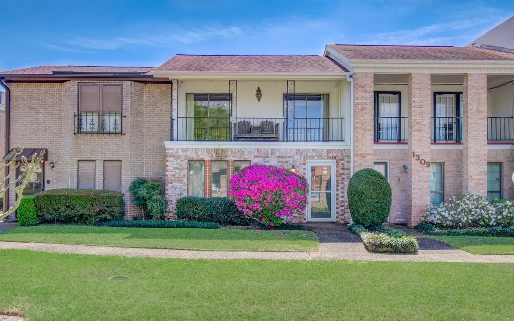 1311 Town Cir #4