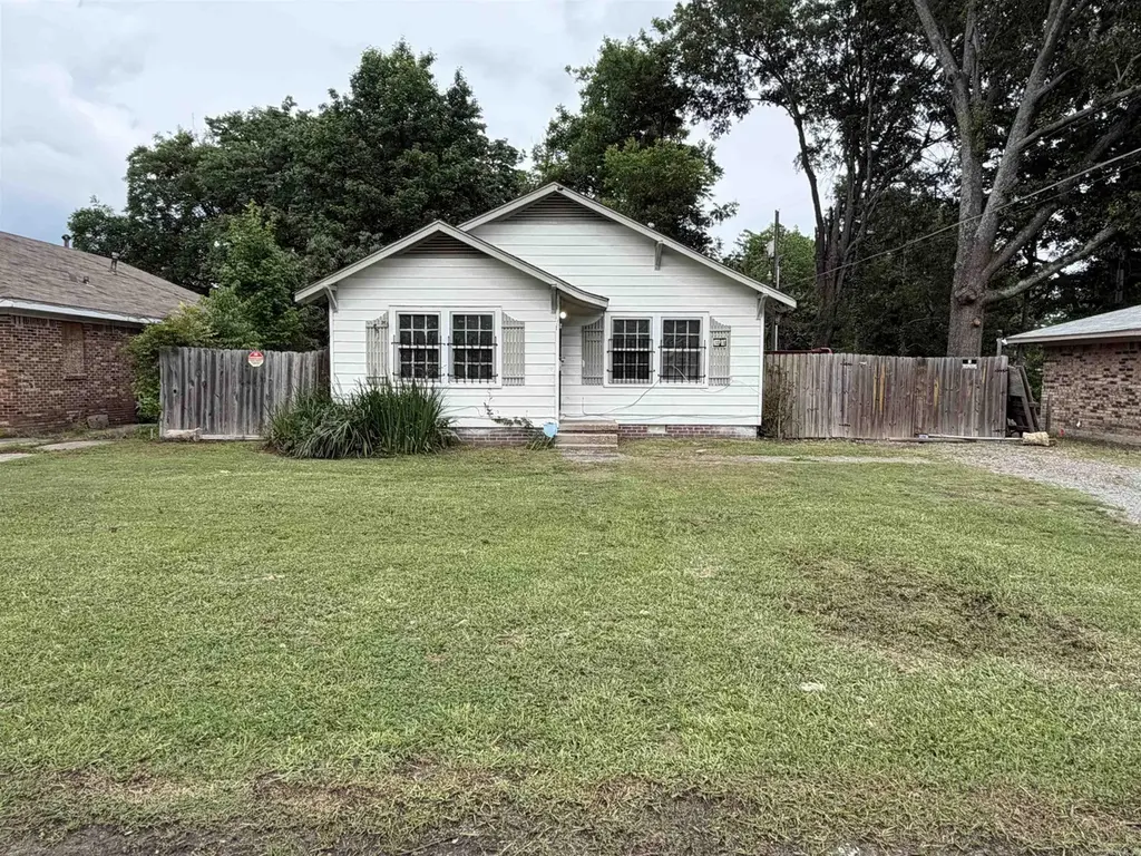 2405 S Cypress