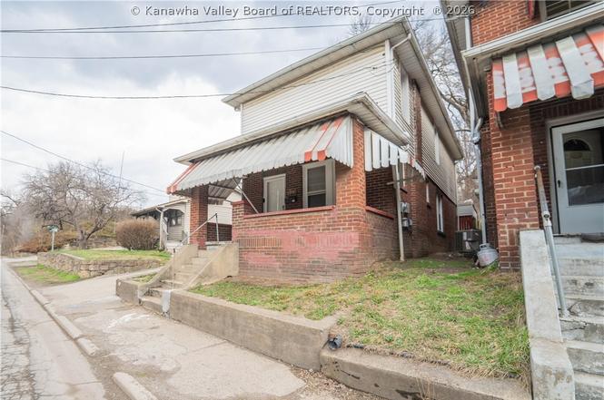 828 Washington St W