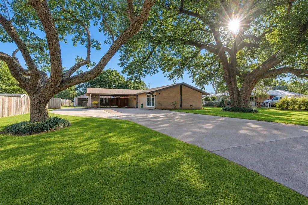 505 Laurel Ln