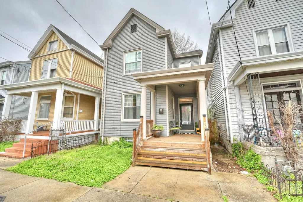 216 E 18th St