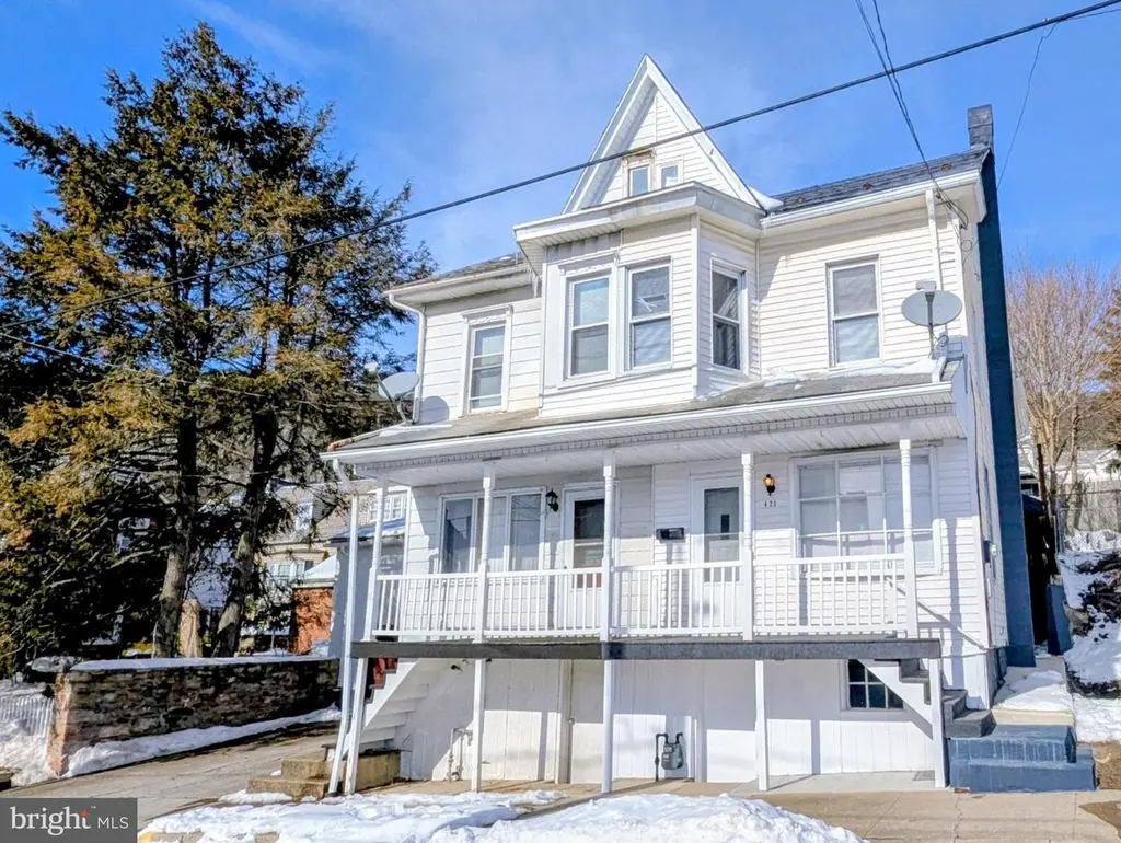 423 E Dewart St
