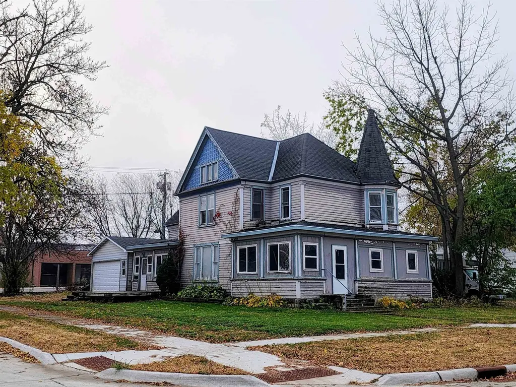 1102 Lake St