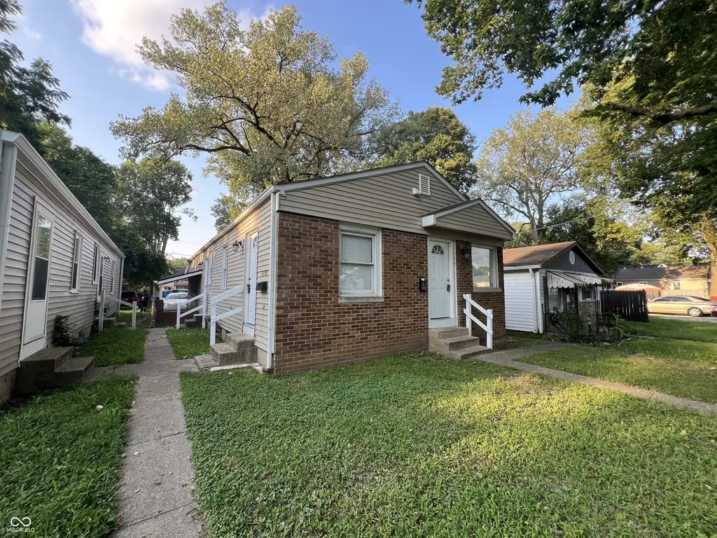 1456 W 32nd St