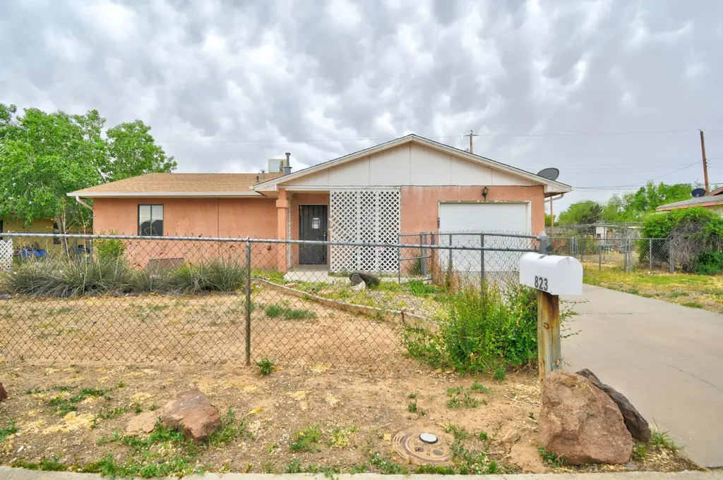 823 La Luz Dr